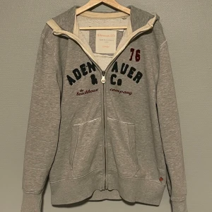 Vintage kofta med snygga tryck på luvan och bröstet  - Kom PM för mer info!