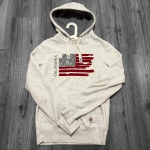 Vintage hoodie - Säljer nu min galet feta vintage hoodie med en riktigt fet insydd flagg, även fina detaljer på snörerna. Pris kan diskuteras😊, följ gärna ifall du gillar plagg som denna🤩