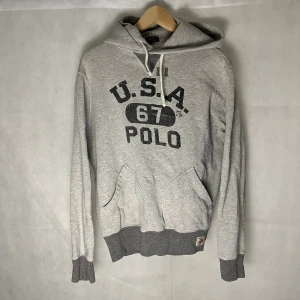 Ralph Lauren hoodie - Riktigt soft raffe hoodie, storlek S. Modellen är 185.