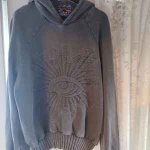 House of error Hoodie - Har texten House of error på ryggen och på lapp i nacken.. Ett stort öga på bröstet. Storlek M i herrstolek. Köpt begagnad men var för liten.