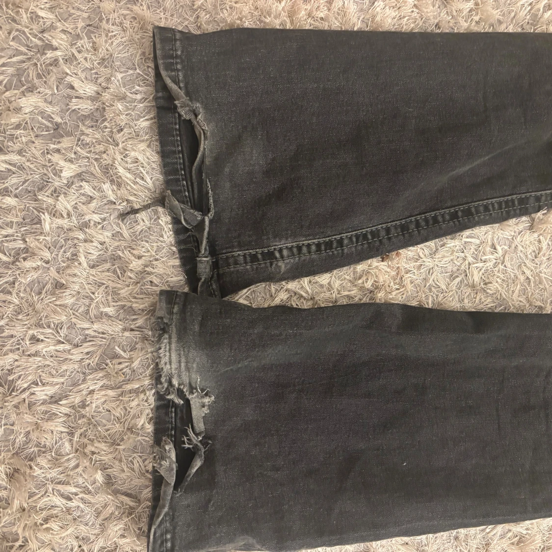 Svarta bootcut jeans från Gina Tricot - 2