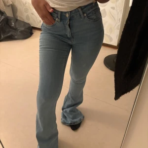 Ljusblå bootcut jeans - Ljusblåa bootcut jeans, för långa för mig men verkligen superfina för någon som är längre och får de sitta som de ska!