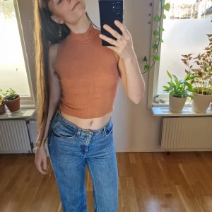 Rostbrun polotopp från Cotton On - Orange ribbad topp med turtle neck. Mått:  Längd - 43 cm. Mjuk och gosigt tyg. Perfekt lite längre crop🧡