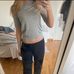 Grå stickad t-shirt  - Säljer en grå stickad t-shirt i st S ifrån Lager 157 som knappt är använd💗priset går att ändra 