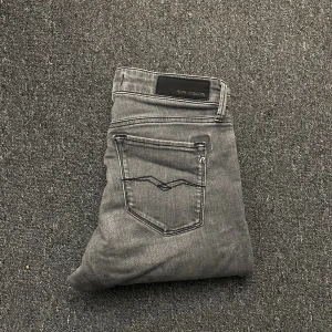 Grå replay jeans - Ett par feta jeans som är riktigt fräscha🤗 modellen är 178