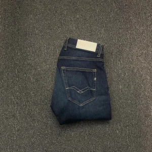 Replay jeans - Ett par replay jeans som är i bra sckick modellen på bilden är 178
