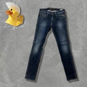 Replay Anbass jeans blå  - Säljer dessa mörkblåa jeans från Replay. Anbass. Storlek 28/32. Passar folk runt 168-176cm 