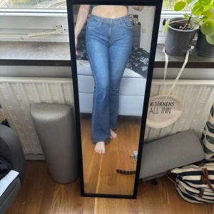 Blå bootcut jeans från Amisu, stl 40 - Snygga blå jeans från Amisu i klassisk bootcut-modell med hög midja. Tillverkade i mjukt denimtyg som sitter skönt och ger en tidlös look. Perfekta för dig som gillar en lite utsvängd siluett. Endast använda 1 gång så är som nya.