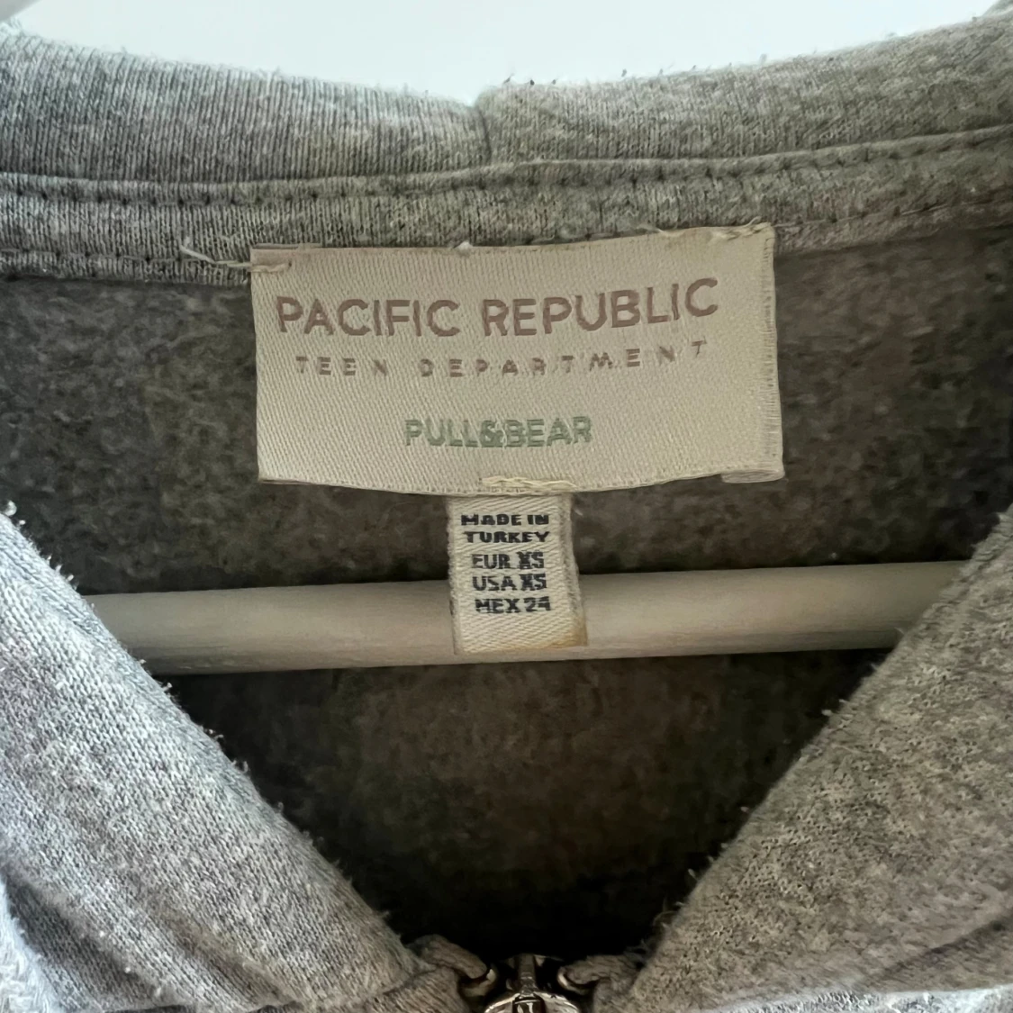 Grå hoodie med New York-tryck - 3