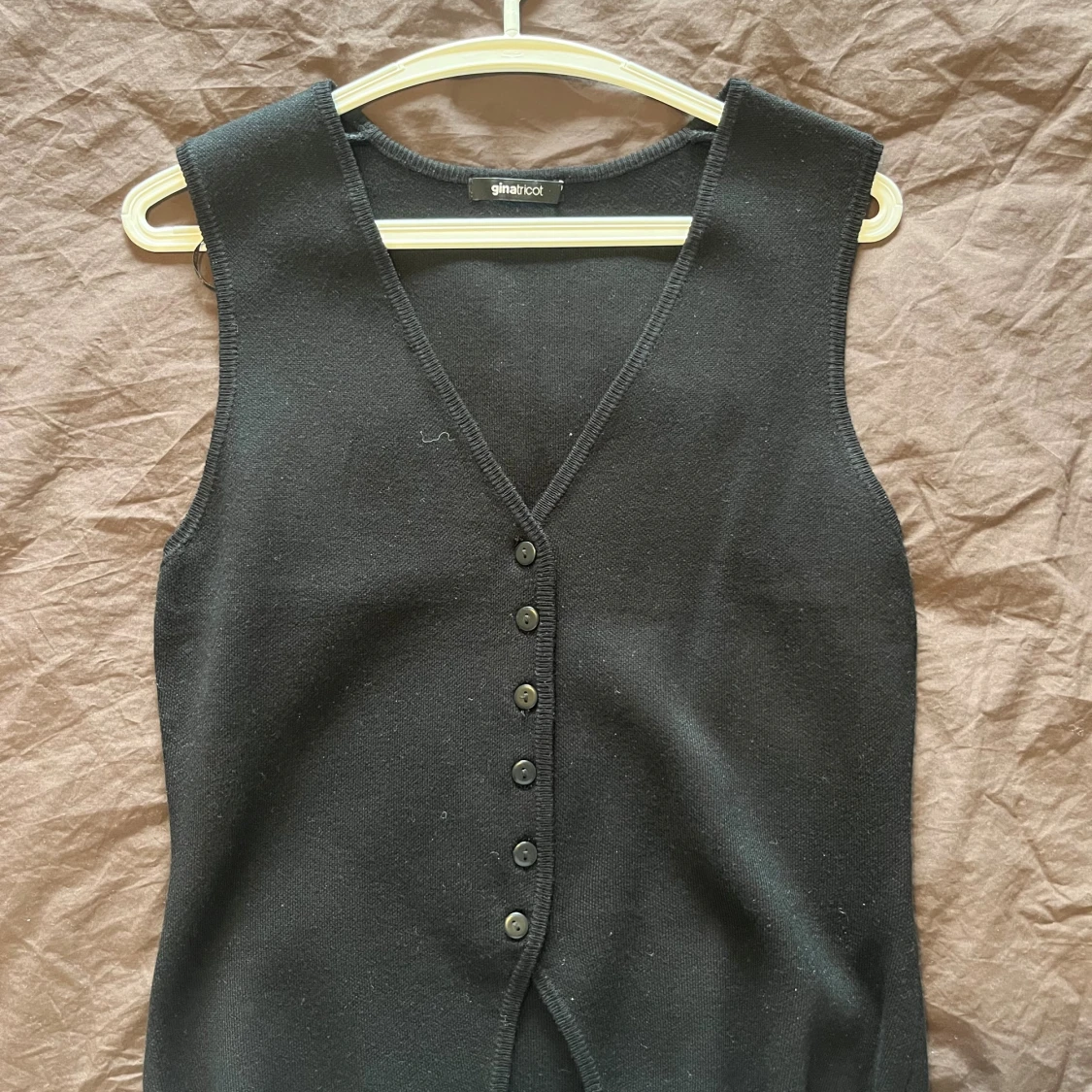 Svart stickad väst från Gina Tricot - 1