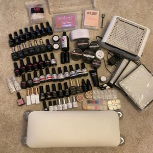 Superstort nagelkit - Stort nagelkit med grejer från bland annat missfancy, Luunails, nagelgiganten och bano beauty! Alla saker är oanvända förutom utsuget, superbondern, guldlinern och 2 gellack från depend och nagelgiganten. Har köpt allt tillsammans för ca 9000kr. Fråga bara om ni undrar något❣️Man kan köpa 5 saker eller mer seperat☺️ utsuget, orange chick, pitch black och ett vitt gellack från nagelgiganten är sålt❣️