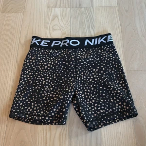 Nike Pro Dri-FIT prickiga shorts - Säljer ett par svarta Nike PRO med prickar på i storlek 156-166, barn XL