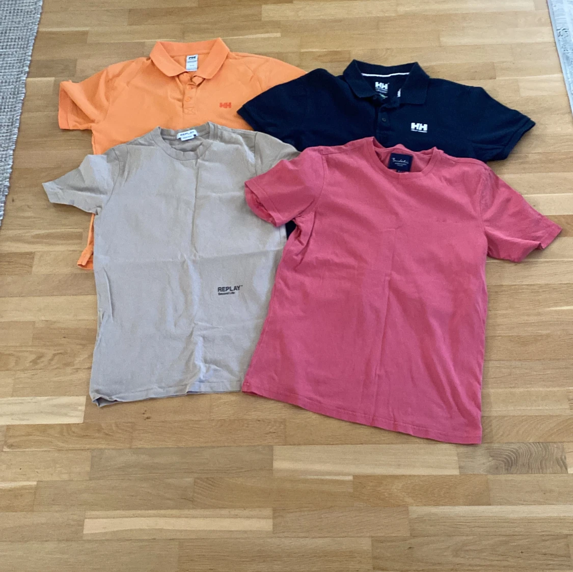 Fyra t-shirts och pikéer frånHelly Hansen & Replay