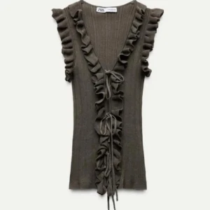 Mörkgrön ribbad volangtopp från Zara - Supersnygg mörkgrön/olivgrön ribbad topp från Zara med volanger och knyten. Stl M.