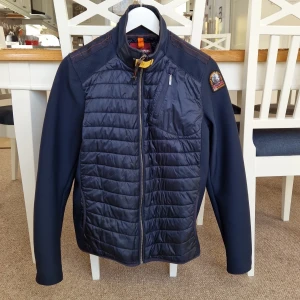 Parajumpers "Nolan warm up jacka" - Mkt fin marinblå hybridjacka som knappt är använd, som ny, stl Y-L passar ungdom 14-16 år.