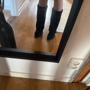 Svarta mockastövlar med spetsig tå - Snygga boots i bra skick säljes! Knappt använda, perfekta för hösten och vintern. Storlek 37 men skulle passat nån med storlek 38 också, färg svart. Passar både till vardags och fest. Hör av dig vid intresse eller frågor!