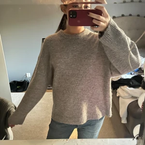 Stickad tröja - Stickad som är super skön & sparsamt använd 😍😍😍