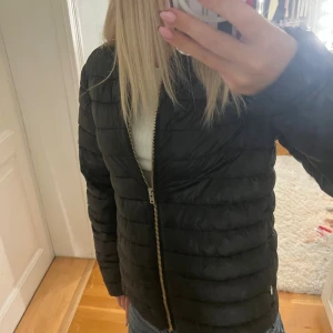 Svart jacka  - Säljer en svart jacka med dragkedja som tyvärr inte används! Passar perfekt nu till hösten 