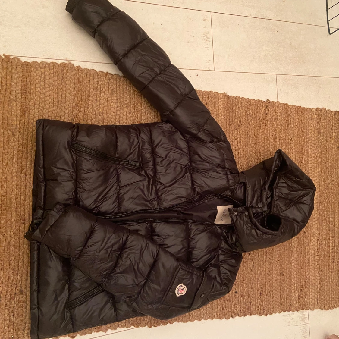 Svart Moncler pufferjacka med huva