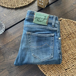 Jacob Cohen jeans - Tja, säljer min sjukt snygga JC jeans som drar sig till uppmärksamhet på dess snygga slitningar. Dem passar as bra på mig som är 180 och dem är i storlek 29 men passar mig som också har jc i 31. Mvh vl. Obs defekt i skrevet  