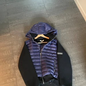 Cardigan levon - Snygg cardigan jacka ifrån LeVon i storlek S. Färg navy. Den är knappt änvänd och i dunder skick