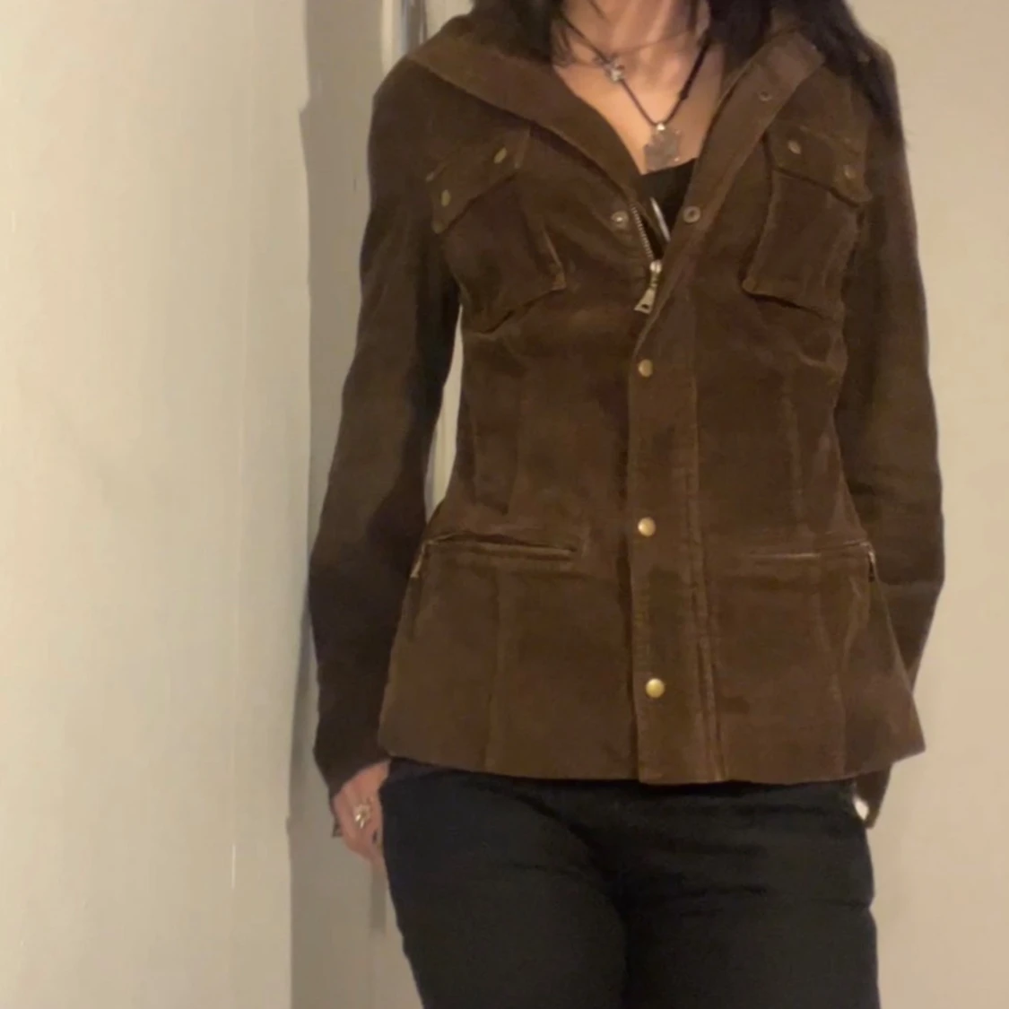 Brun figursydd manchesterjacka  med knappar o spännen - 1