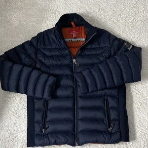 Parajumper (PJS)  - PJS jacka för hösten 10/10 skick oanvänd splitter ny aldrig använd inte en ända gång, säljs billigt den är självklart äkta och därför prisvärt. Stolek xl men passar L 