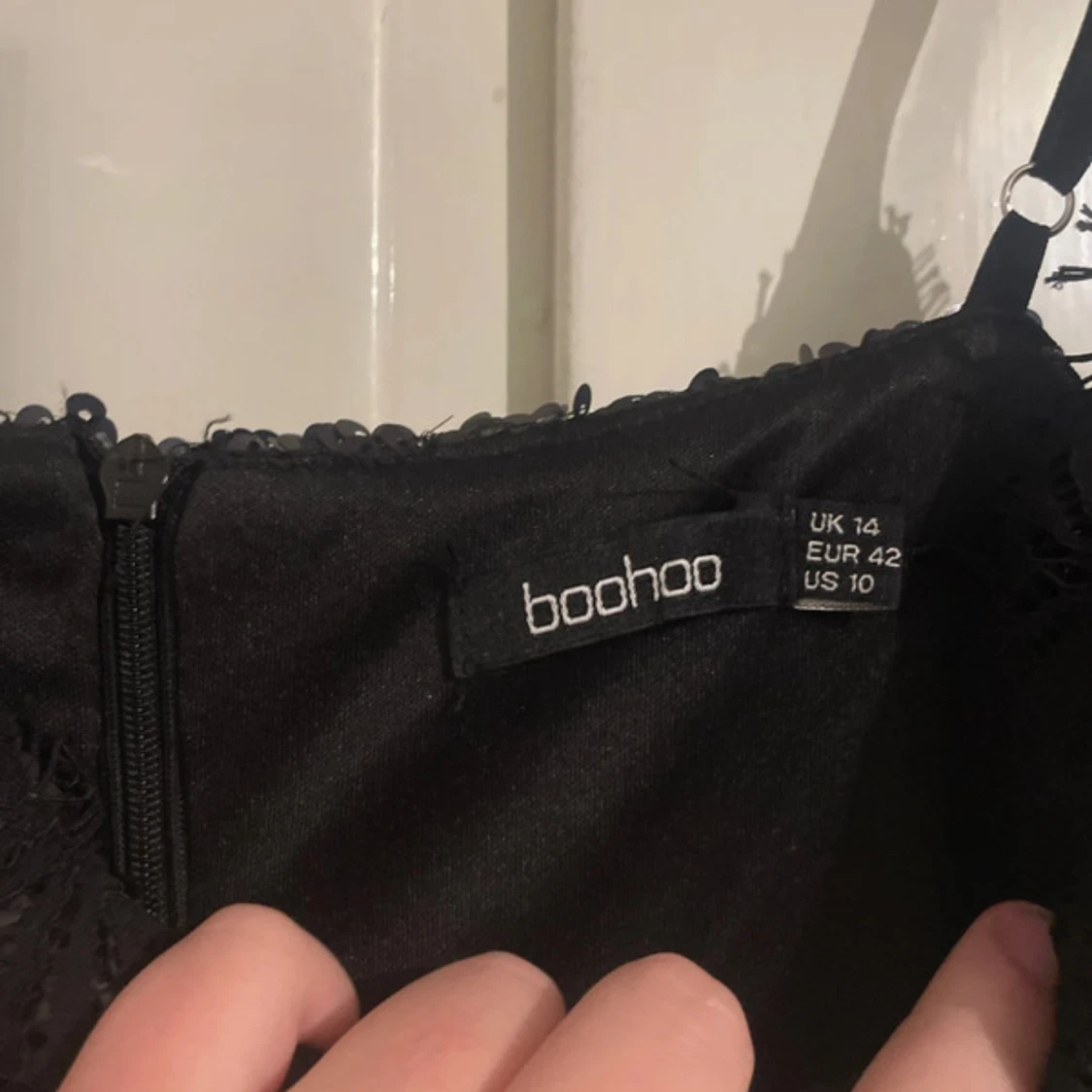 Svart paljettklänning med spets - 4