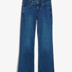 Blå bootcut jeans från bikbok - Snygga blå jeans lågmidjade jeans 