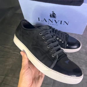 Lanvin toecap sneaker - Mycket fint skick | Size uk 9 passar 43/44 | box och dustbag ingår | fraktar spårbart inom 24 timmar |  för att köpa klicka ” köp nu” | vid frågor skriv ett meddelande |