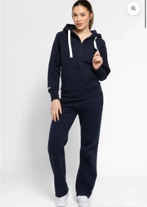 Russemerch hoodie  - Jätteskön mörkblå russemerch hoodie i storlek xxs. 