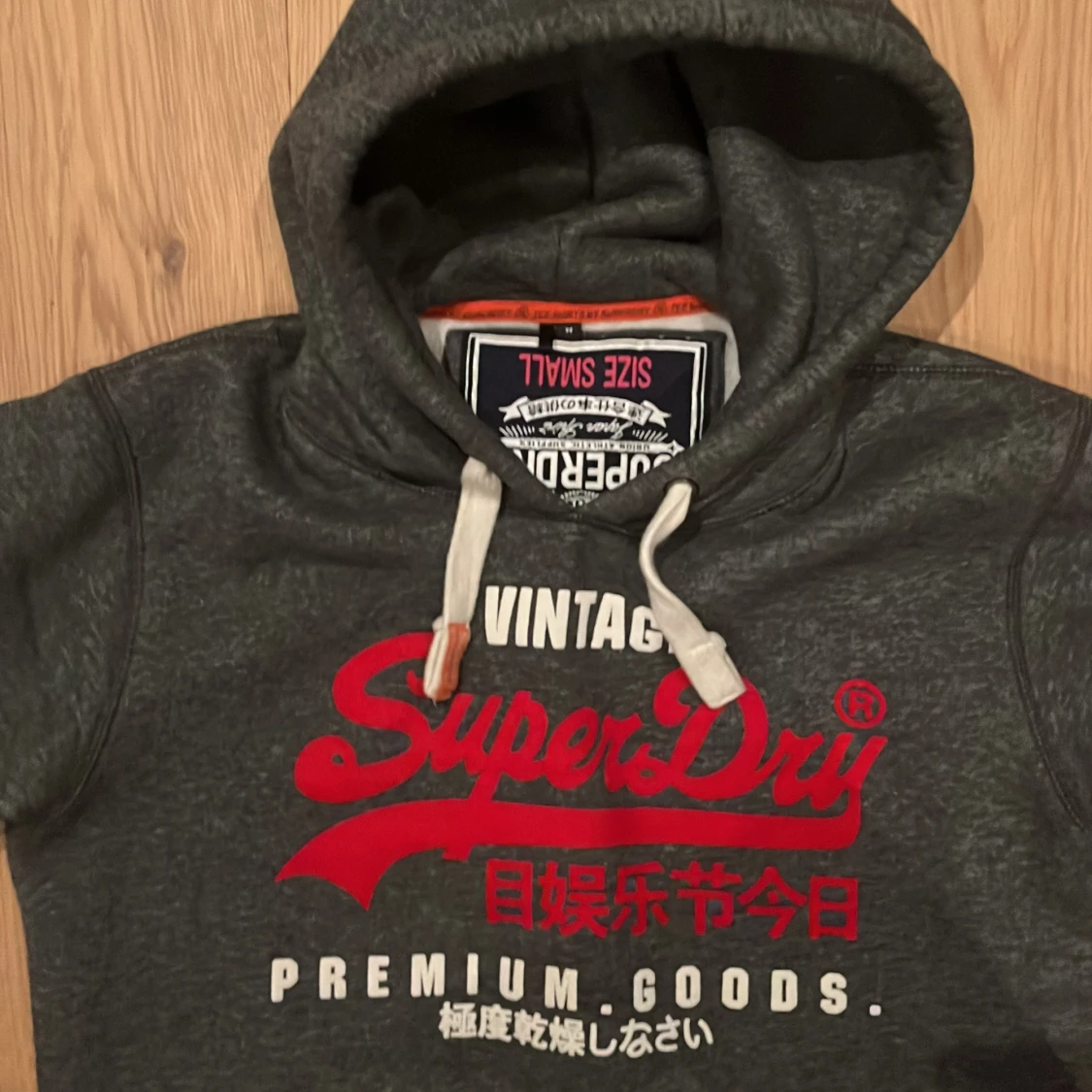 Mörkgrå Superdry hoodie med tryck - 3