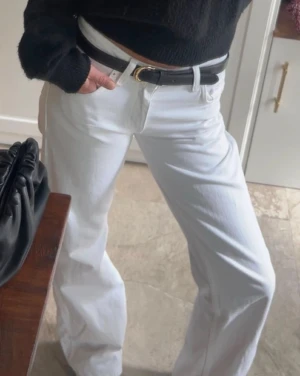 Zara Low waist wideleg jeans - Snygga populära slutsålda vita wideleg lowwaist jeans från zara.  Storlek 34 (Använda 1 gång i endast några timmar.) midjemått 33cm,innerbenslängd 83cm