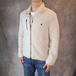 Morris Ull Fleece Jacka - Stl S - Snygg Fleece jacka från Morris I färgen vit/beige! | Mycket bra skick: 9/10, vänstersidans knapp är borta annars som ny! | Modellen är 175cm lång och sitter fint!, rekommenderar att vara mellan 168-180cm för att sitta fint! 
