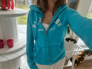 Hollister zip - En zip från Hollister i storlek M. Finns 1 liten fläck (se bild). Jag fraktar inom 24h. Se liknande plagg i min profil! 