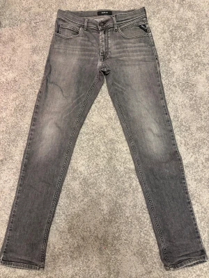 Jeans - Replay jeans. Liten skada där fram men är lagade och funkar mycket bra att använda.