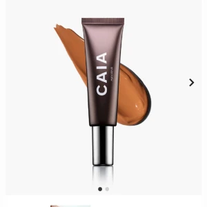 CAIA Havana bronzer i tub - Bronzer från CAIA i nyansen Havana, levereras i en snygg brun tub med metalliskt lock. Konsistensen är krämig och färgen är varm brun med gyllene underton, perfekt för att ge ansiktet en solkysst look.