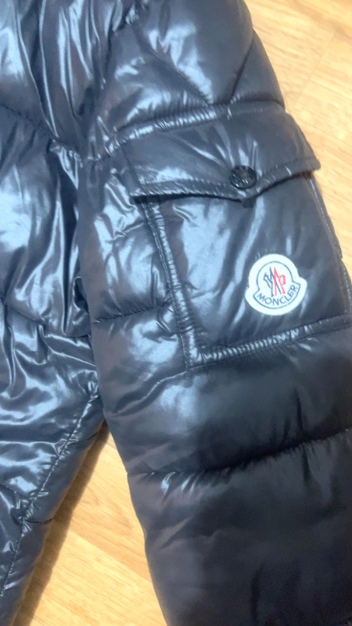Svart Moncler pufferjacka med huva
