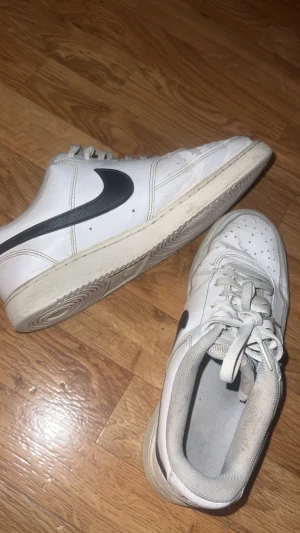 Nike sneakers  - Nike sneakers med svart Nike loga storlek 42 används upp till 8 gånger 