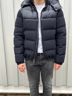 Ralph Lauren Jacka  - Jacka från Ralph Lauren. Modellen heter: Water-Resistant Hybrid Down Jacket Collection Nvy Glsy/Navy Wl. Topppenkvalitet och knappt använd. Orderbevis finns. Perfekt vinterjacka. Storlek är L, priset kan diskuteras!  