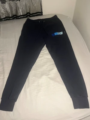 Hoodrich Tracksuit  toppskick - Säljer min äkta Hoodrich tracksuit i storlek S och mörkblå färg. Både hoodie och byxor ingår. Väldigt sparsamt använd och i riktigt fint skick , hål eller slitage.