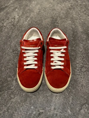 Saint Laurent skor - Extremt snygga röda saint Laurent skor i jätte bra skick! Model SL/01 och Storleken är 41 - men passar 42. Kontakta oss om du har några frågor, och priset är inte hugget i sten! Mvh: Saint;)