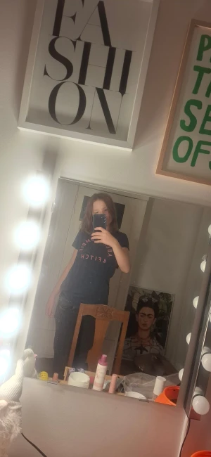 Mörkblå t-shirt Abercrombie & Fitch - Snygg mörkblå t-shirt från Abercrombie & Fitch i storlek M. T-shirten har korta ärmar och rund hals, med rosa broderad logga framtill. Materialet är mjuk bomull som känns skönt mot huden. 