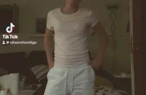 Ljusrosa t-shirt från Gina Tricot - En enkel och mjuk ljusrosa t-shirt från Gina Tricot i storlek S. Modellen är klassisk med rund hals och korta ärmar, perfekt för en chill och avslappnad look. Materialet är bomull som känns skönt mot huden och passar bra till jeans eller shorts. Första bilden har ett filter! Passar om man även har storlek xs som jag själv. Säljer för den kommer inte till användning 