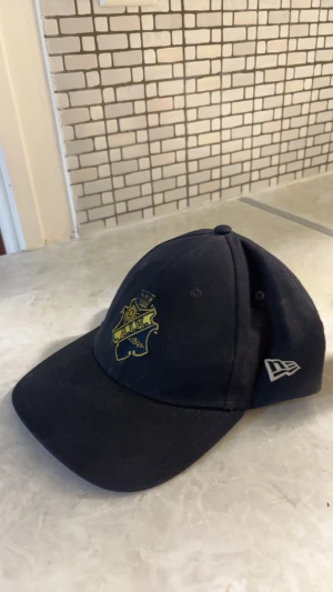 AIK keps  - Mörkblå AIK keps från new era. Ganska sliten eftersom den köptes 2015. Modellen på kepsen är ganska platt. 