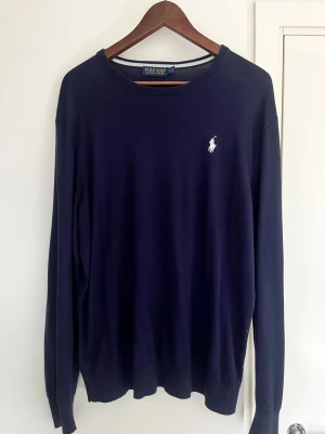 Polo golf tröja  - Sparsamt använd polo golf tröja inge defekter den är tunn och har skönt material storlek L passar även m 