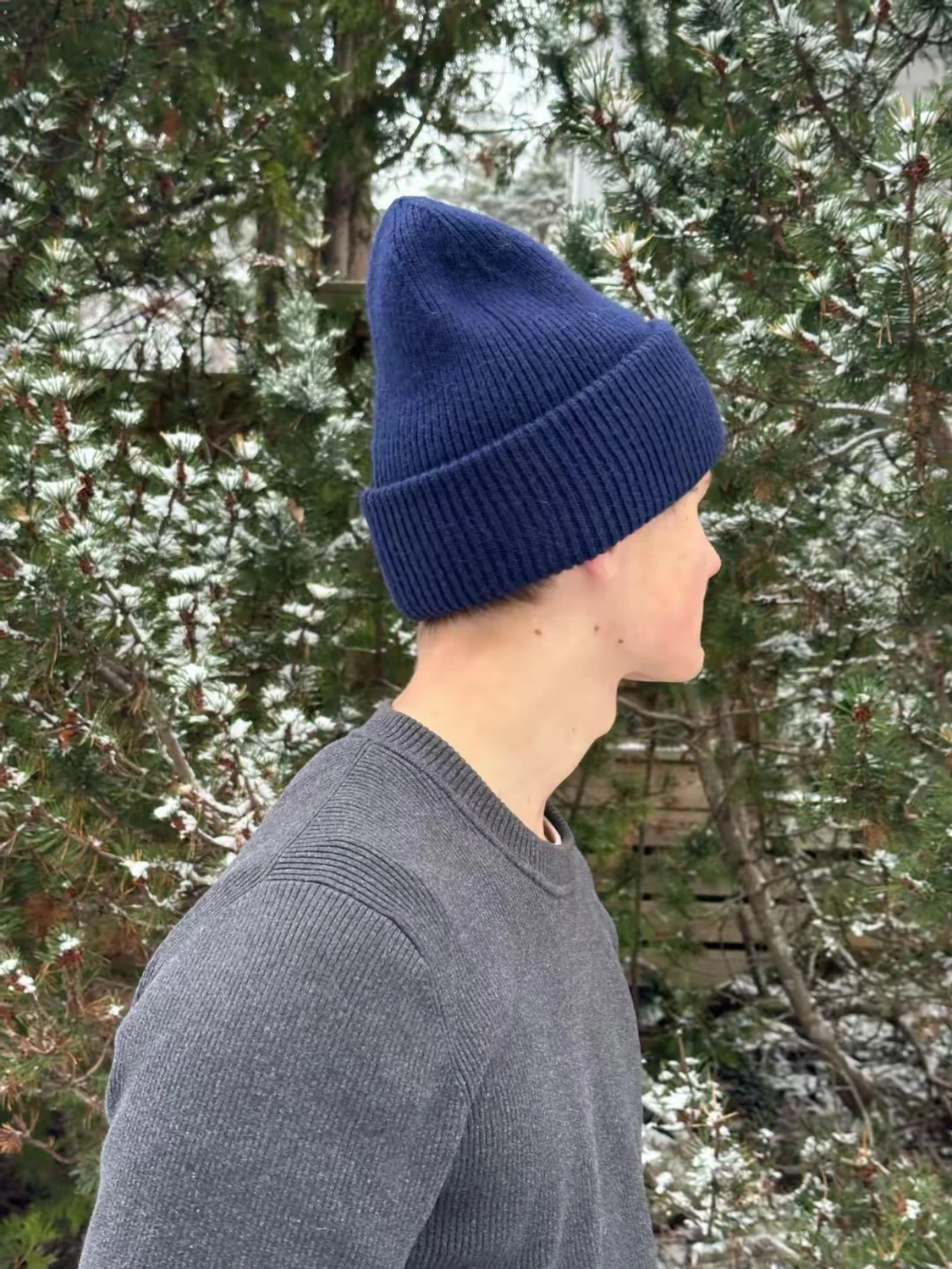 Indigoblå ribbstickad mössa från MIUMO - 2