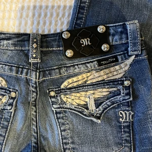 Miss Me jeans  - PRIS KAN DISKUTERAS❤️❤️ Äkta Miss Me i passformen boot (flare). En knapp saknas på ena bakfickan men det är inget man tänker på när man ser vingarna samt att dom är slitna på botten som man ser på bilden💖  mått (de är stretchiga): midja 36.5cm, innerbenslängd 74cm