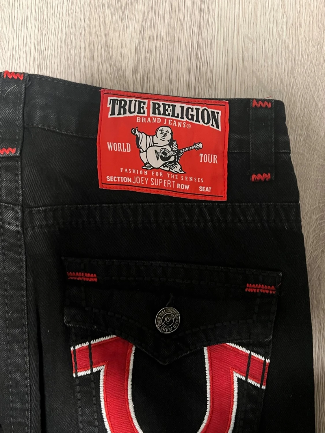 True Religion svarta jeans med röda detaljer  - 3