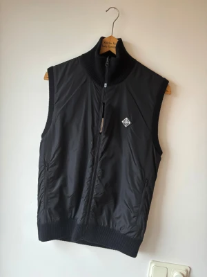 HELT NY J Lindeberg stickad väst - Säljer denna feta och sällsynta j Lindberg Becker stickade västen som är vändbar, slutproducerad och HELT NY!🙌Storlek S⭐️Nypriser ligger på 3000kr och den produceras ej längre!👍Hör gärna av er om ni har funderingar!🤝